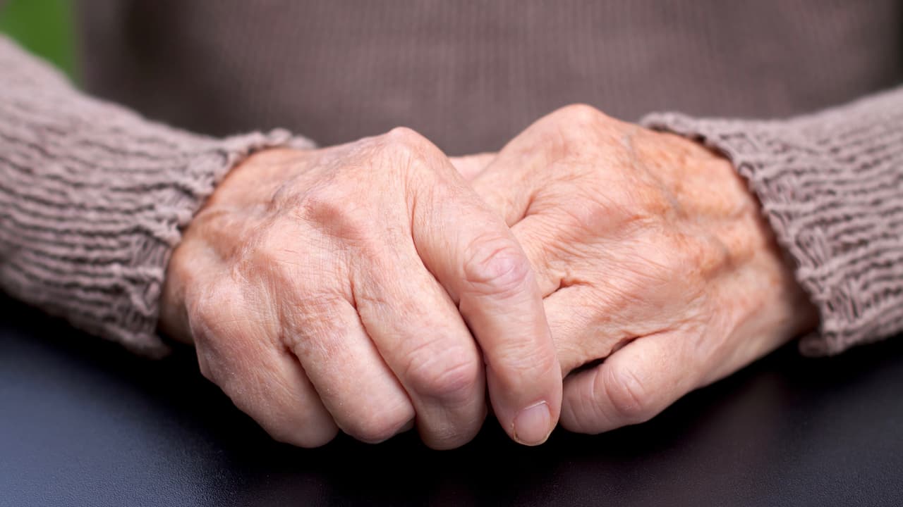 <b>Demencia y enfermedad de Alzhéimer.</b>
<br>
<br>Aunque es cierto que las víctimas de enfermedades progresivas que afectan los procesos cognitivos pueden manejar normalmente en los estados tempranos de sus enfermedades, es muy importante darse cuenta cuando es el momento de dejar de manejar. La enfermedad de Alzhéimer y otras formas de demencia eventualmente harán que el manejo de vehículos de motor sea peligroso. 
<br>
<br>Según la NHTSA, alguien que no tiene noción de donde se encuentra puede convertirse en un riesgo para otros conductores al causar situaciones peligrosas. Por ejemplo, conductores confundidos pueden imitar lo que otros vehículos en la vía hacen lo cual puede no necesariamente ser legal o seguro para ellos. Con la progresión de la enfermedad sus víctimas olvidan las reglas de tránsito más básicas haciendo imposible que se sienten detrás del volante.