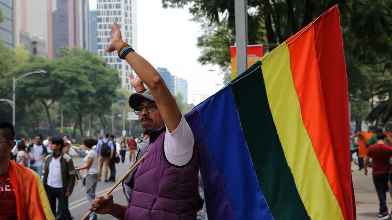 Dos Méxicos bajo el Ángel de la Independencia: detractores y favorables al matrimonio gay