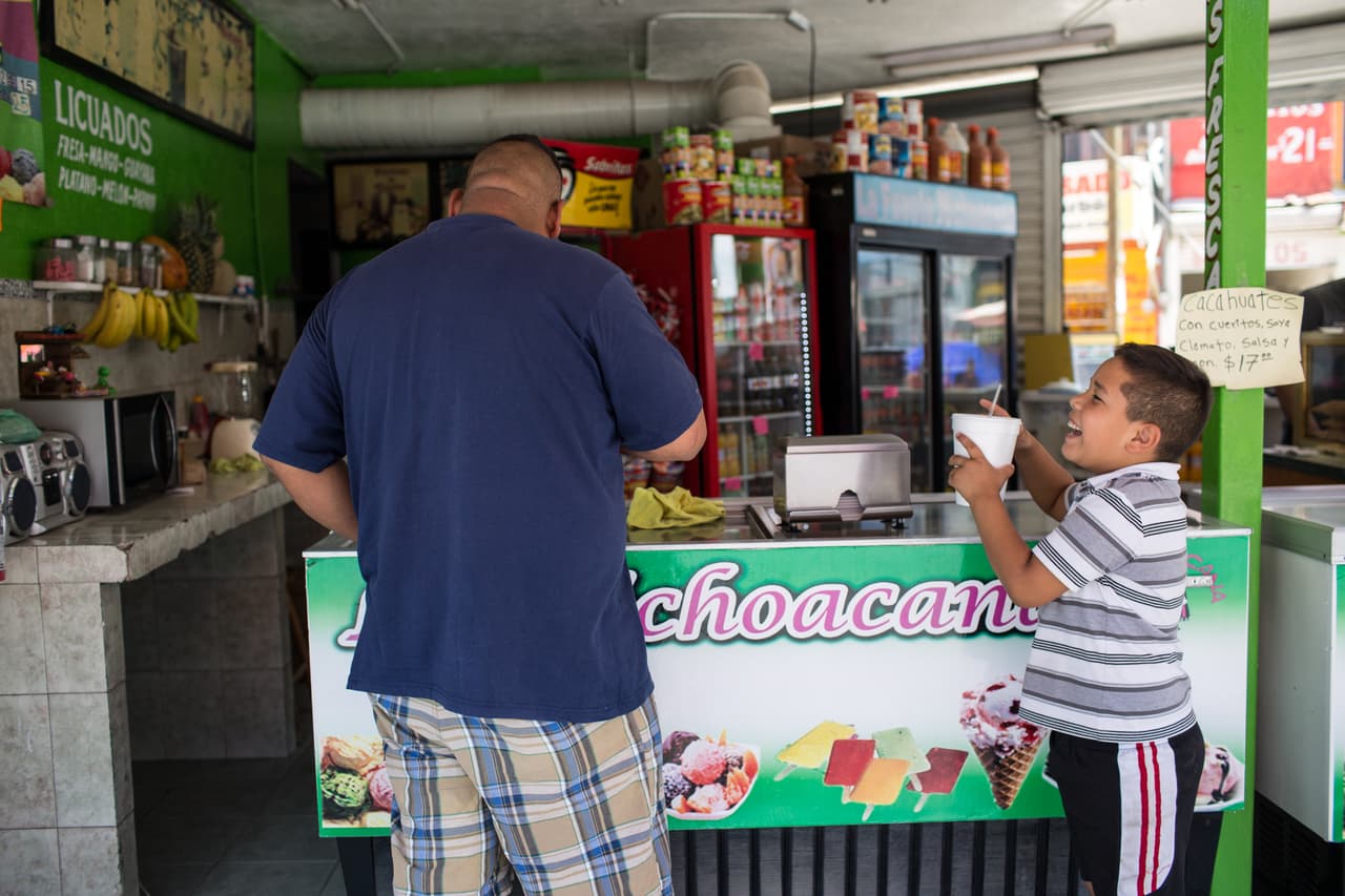 Las bebidas y comidas salen mucho más baratas en la parte sur del Río Bravo que en El Paso, Texas.