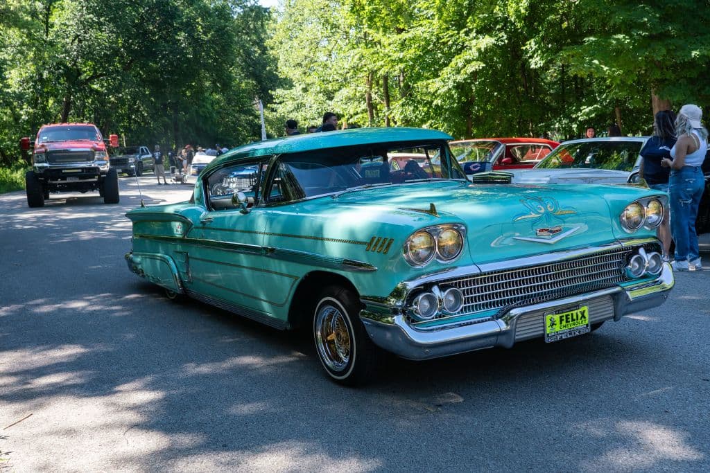 Además, la legislación también anula la capacidad de las ciudades y pueblos de imponer sus propias prohibiciones. Esto es especialmente significativo, ya que muchas comunidades locales tenían restricciones vigentes hasta hace poco, lo que limitaba aún más las oportunidades de los lowriders para exhibir sus autos y disfrutar de su cultura.