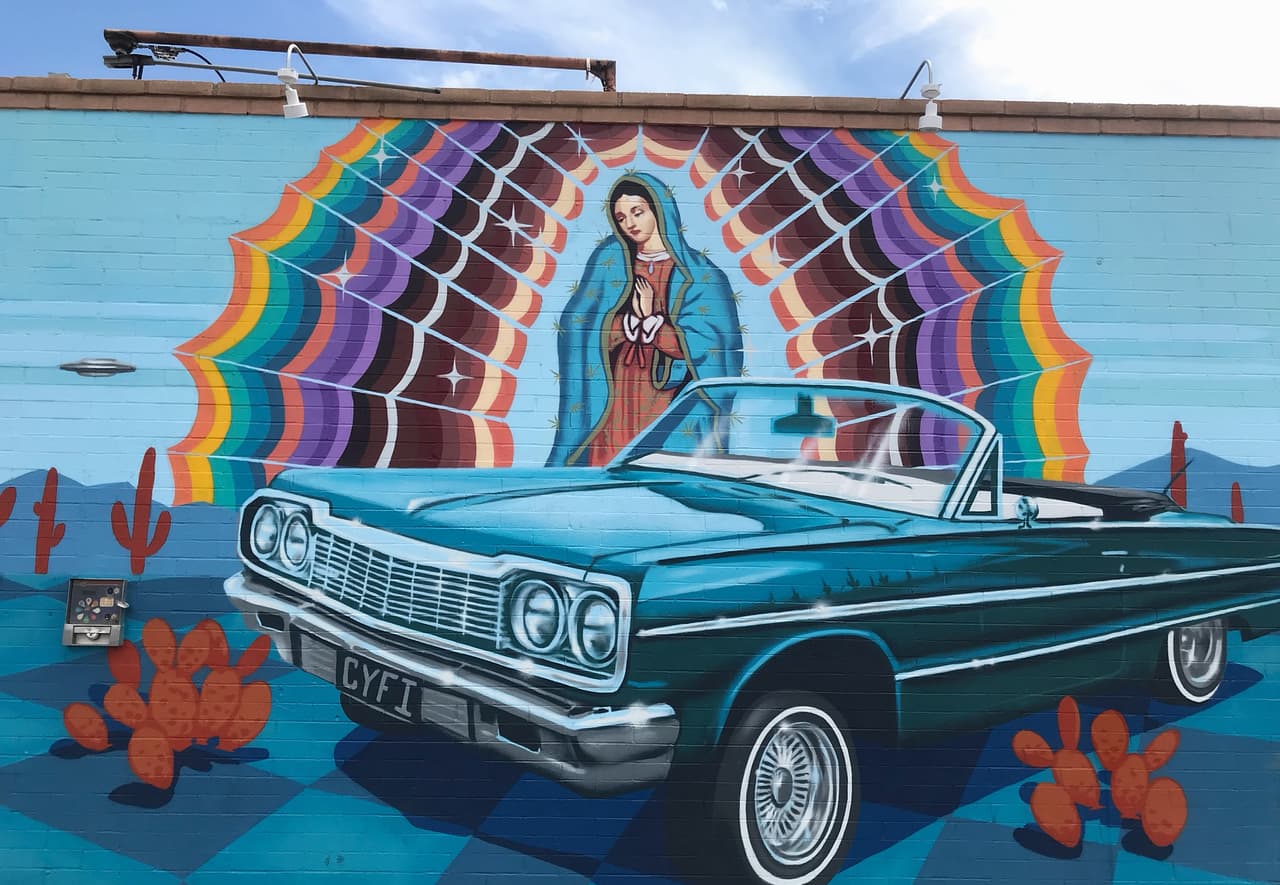 El mural “
<i>Serape Sunrise</i>” se encuentra en el
<a href="https://goo.gl/maps/GMAyDs82cMXvVgxQA" target="_blank">4610 S. 12th Avenue. </a>
<br>
<br>
<br>Artista: Rock “CyFi” Martínez
<br>