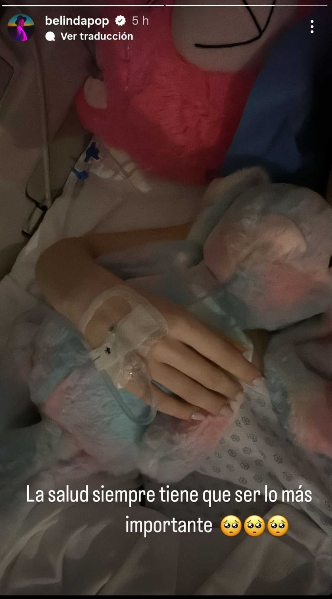 Belinda se deja ver en medio de su "problema de salud".