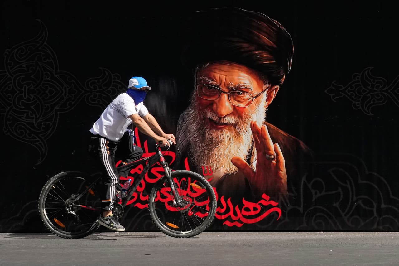 La multitud parecía ser mayor que la que acudió a la procesión de 2020 por el difunto general de la Guardia Revolucionaria Qassem Soleimani, que reunió a más de 1 millón de personas.