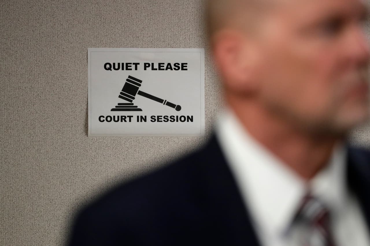 ¨"Silencio por favor, corte en sesión", se lee en un cartel dentro de la instalación temporal de Laredo. Con el programa MPP los solicitantes reciben una "notificación de comparecencia" para su audiencia en el tribunal de inmigración, pero son devueltos a México hasta su fecha de audiencia con un juez, que ahora puede realizarse en alguna de estas carpas.