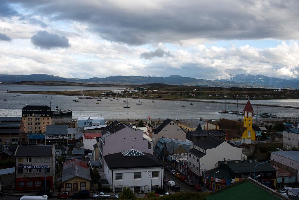 En el extremo meridional de la República Argentina, en la Isla Grande de Tierra del Fuego, se encuentra
<b>Ushuaia</b>.