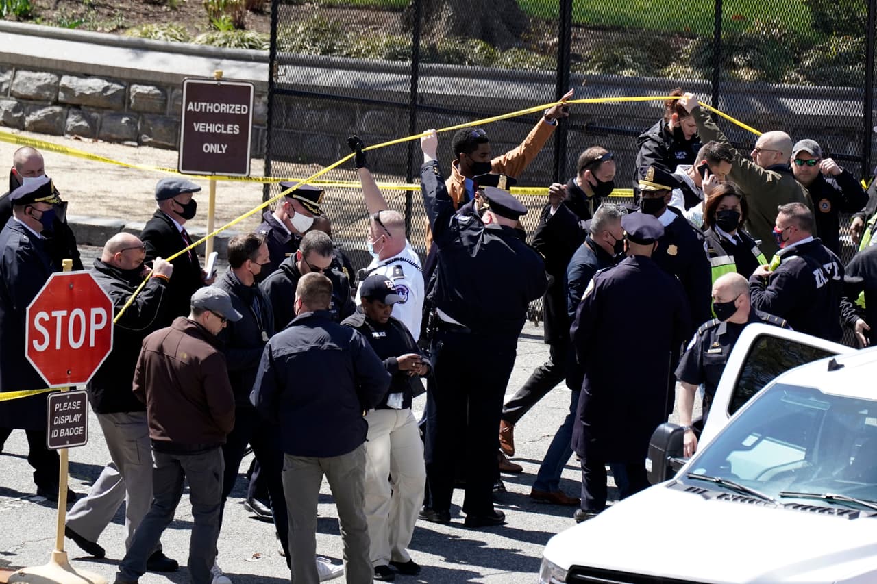 Poco tiempo despúes, los principales mandos de la Policía del Capitolio ofrecieron una rueda de prensa en la que informaron de las muertes y descartaron que el sospechoso del ataque tuviera alguna vinculación con grupos extremistas.