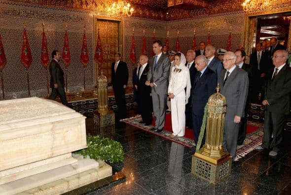 Ante la tumba de Mohamed V y descalzos como establecen los preceptos islámicos, los reyes de España depositaron una corona de flores.
