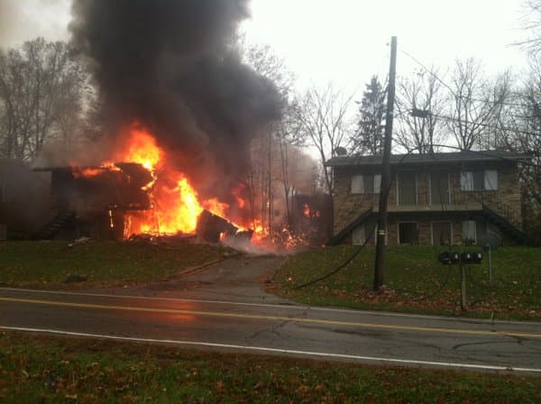 Nueve personas murieron cuando una avioneta ejecutiva se estrelló contra un edificio residencial en Ohio.