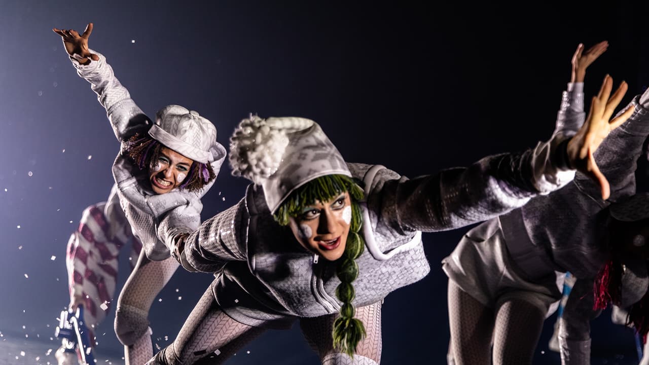 ‘Twas the Night Before cuenta la historia de Isabella, una niña curiosa y que adora la Navidad, mientras es llevada a un mundo al revés y de adentro hacia afuera donde conoce a los coloridos personajes de este clásico atemporal.