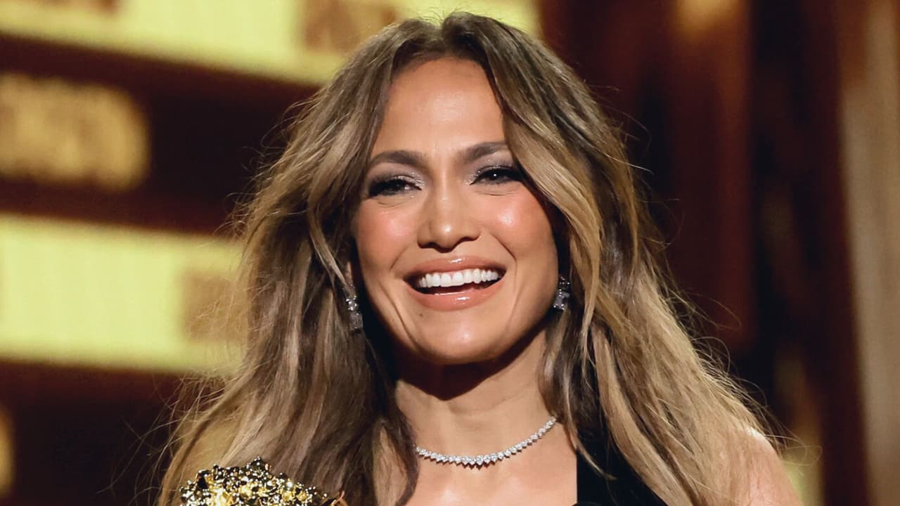 Jennifer Lopez quiere ayudar a tus hijos a aprender español con su nuevo libro 'Con Pollo'