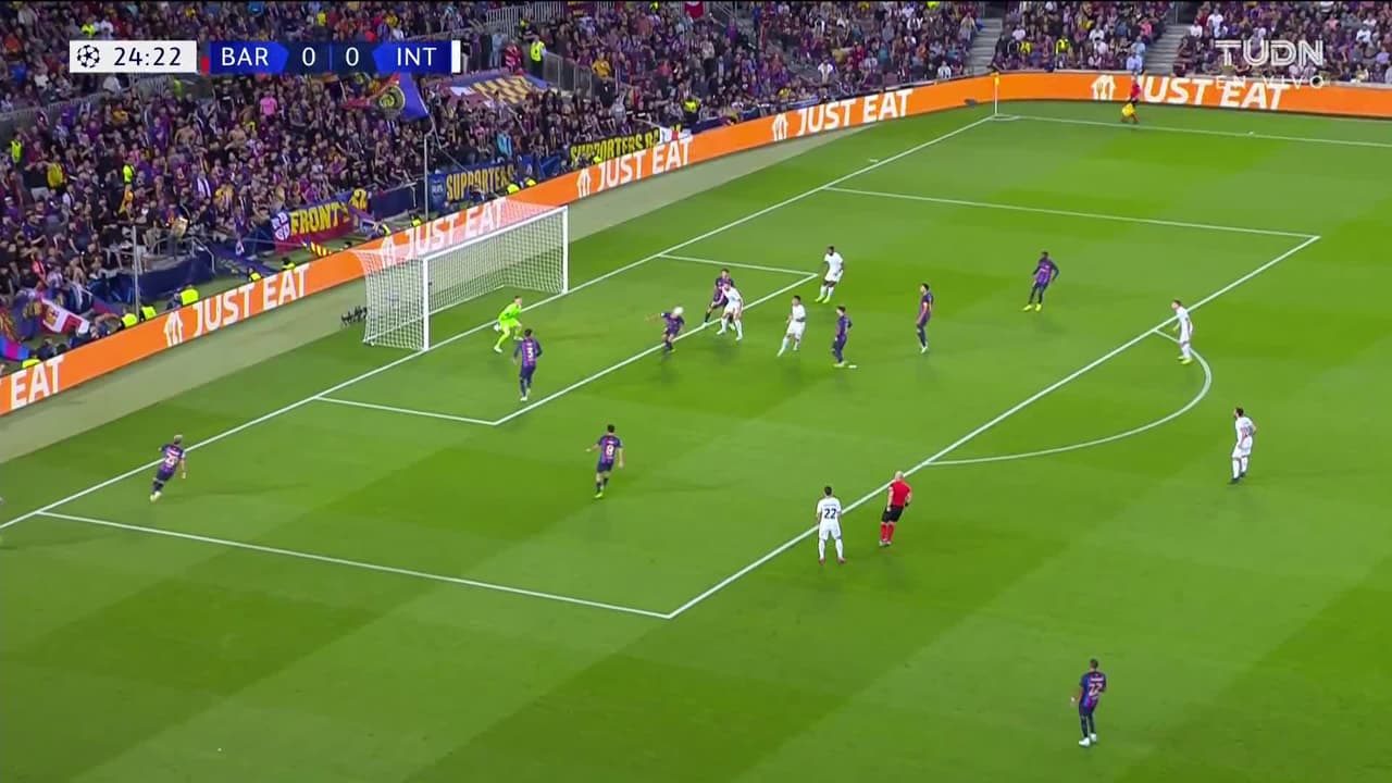 ¡TIRO ATAJADO! disparo por Henrikh Mkhitaryan.