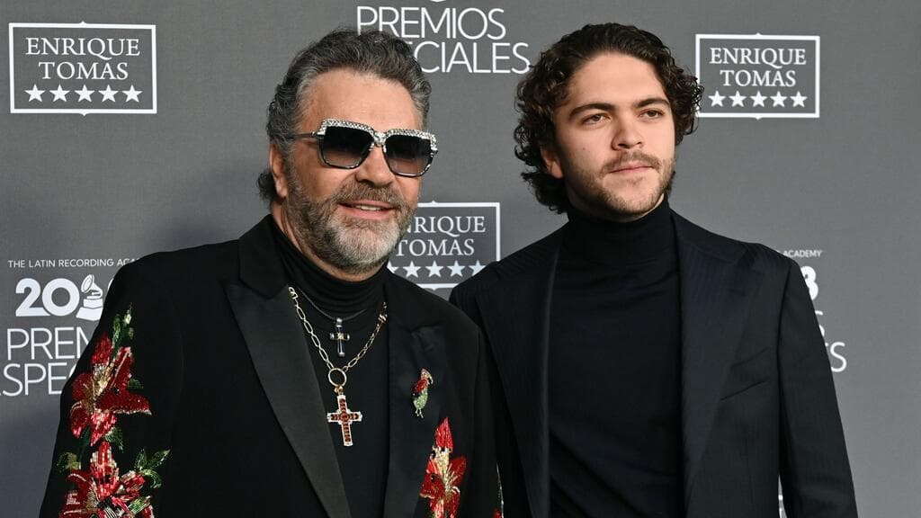 Manuel Mijares y su hijo José Manuel en los Latin Grammy 2023.