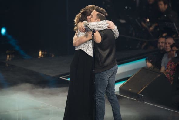 Caras graciosas, bromas, muestras de afecto y selfies con los fans, de todo pasa en el backstage y los famosos lo saben. Mira todo lo que no pudiste ver en la gala cinco de Me Pongo De Pie.