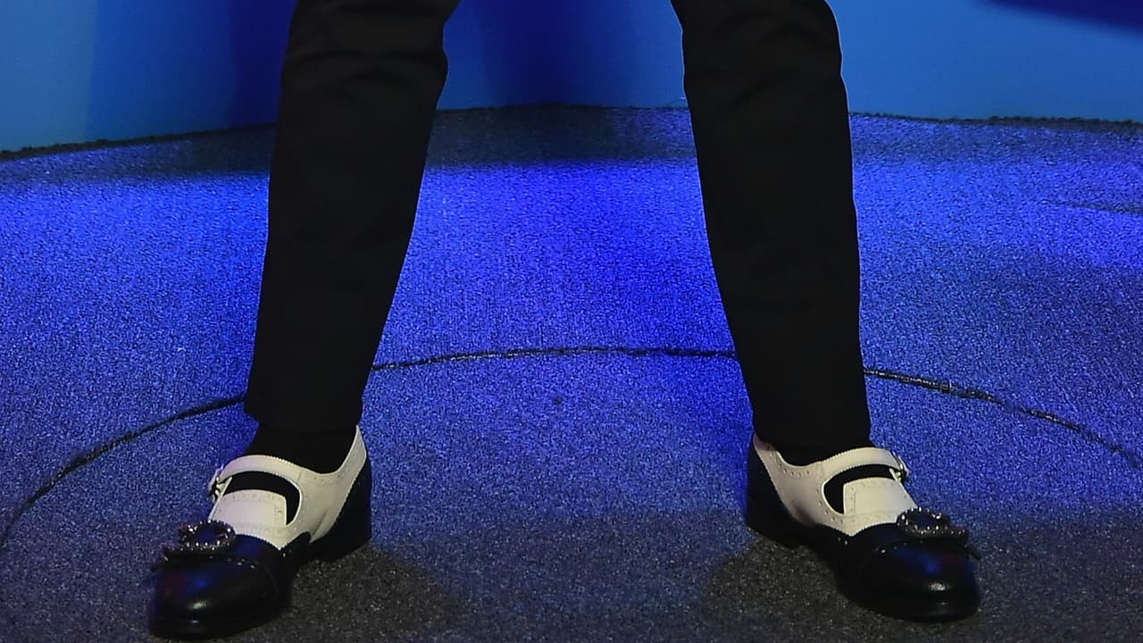Como estos blanco y negro con flequillos, que usó en la alfombra azul de Premios Juventud 2017.
