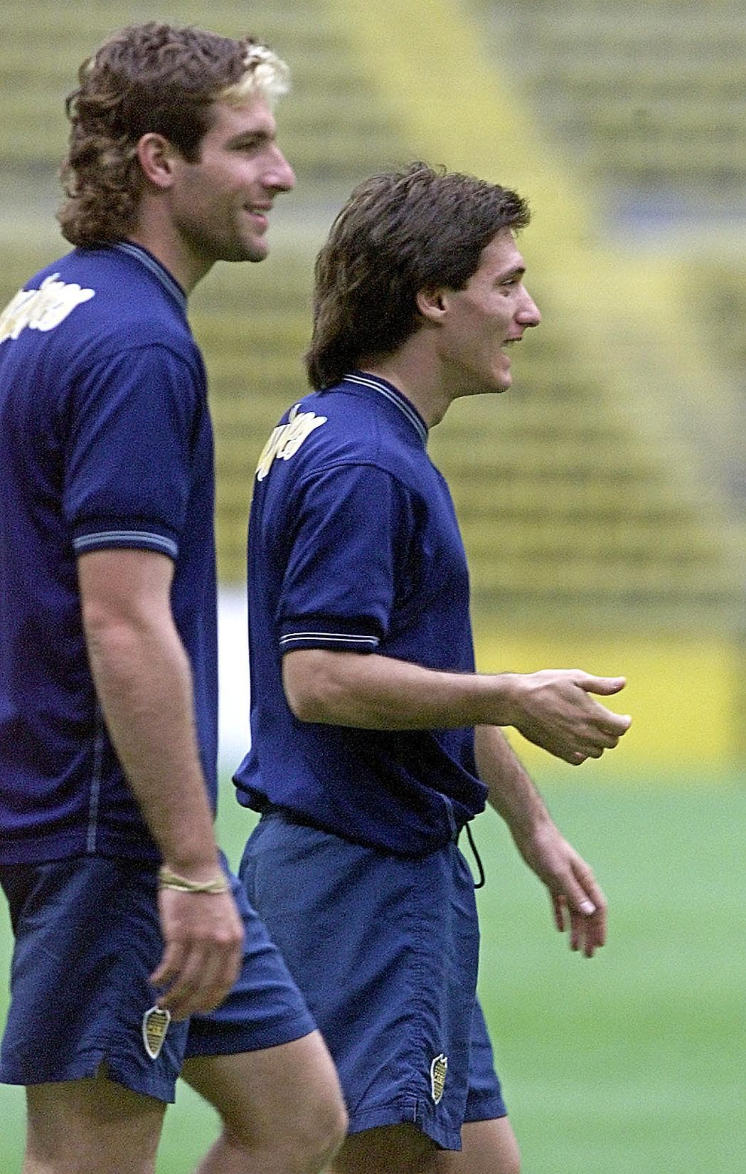 El primer choque data de las semifinales de la Copa Libertadores del año 2000 ante el América, entonces dirigido por Alfredo Tena. Los argentinos llegaron al Azteca con un 4-1 a favor.