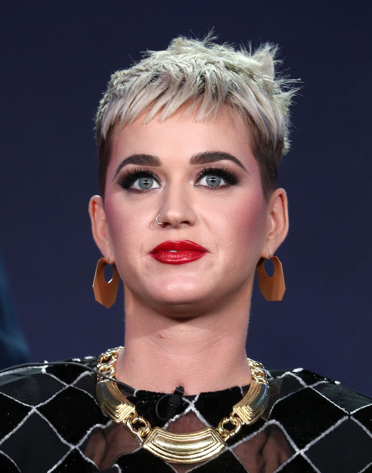 Actualmente Katy Perry tiene 33 años y es una de las cantantes pop de mayor reconocimiento, situación que no concuerda con la edad que tendría hoy la pequeña JonBenét, quien estaría próxima a cumplir 28 años.