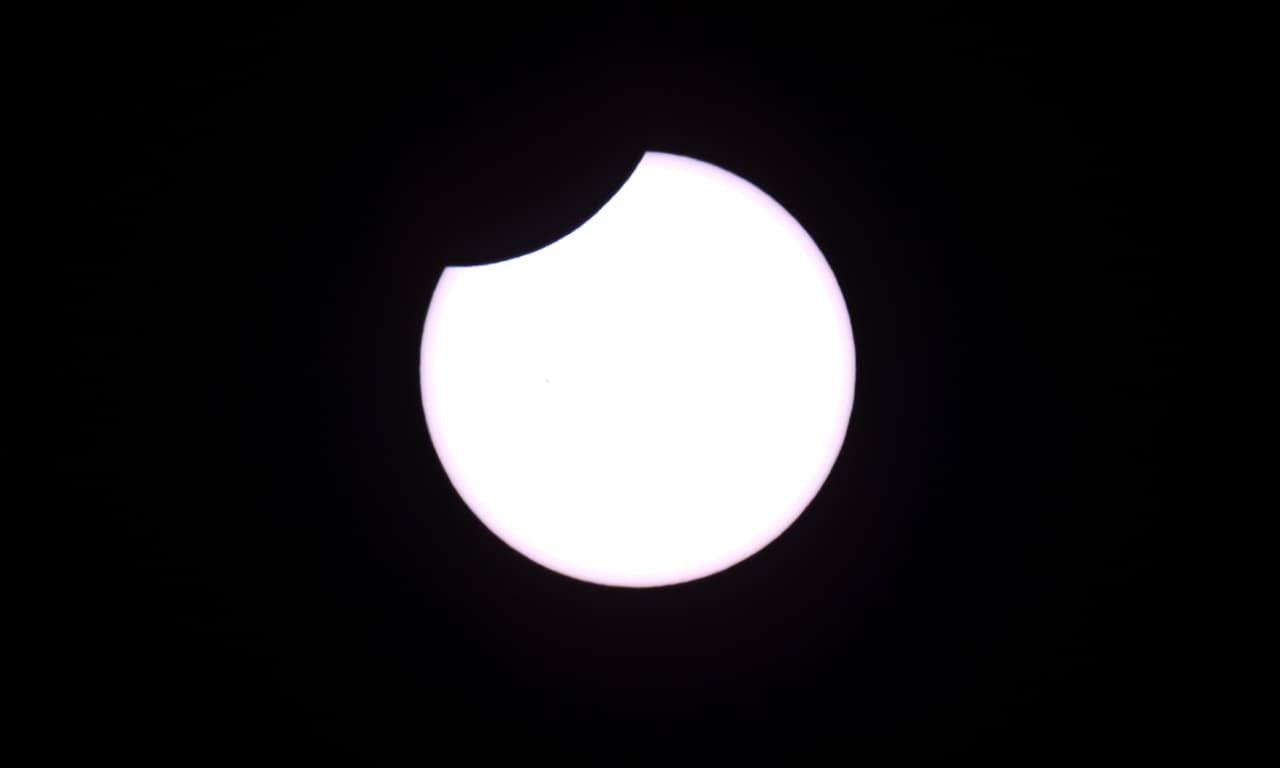 El primer eclipse solar de 2017 se pudo ver en su máximo esplendor en el sur de Argentina y Chile, y en partes de África.