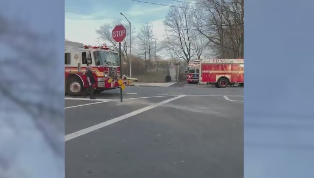 Rescatan a cinco menores tras quedar atrapados en alcantarilla en Staten Island