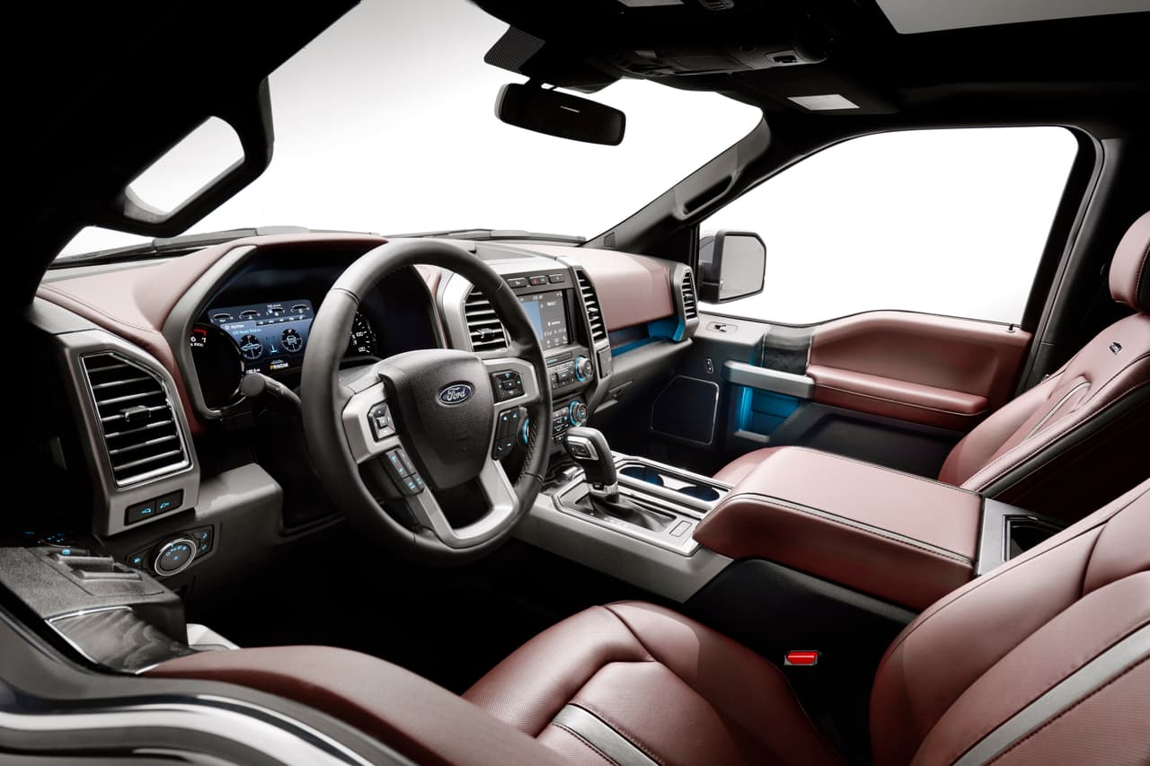 El diseño interior no recibió cambios significativos pero si mejores materiales para las versiones de más alto nivel; King Ranch, Platinum y Limited, donde
<b>casi todo lo que se ve y se toca está hecho del material del que parece ser hecho</b>. La nueva F-150 2018 llegará a los concesionarios el próximo otoño y aunque Ford no nos dio indicaciones al respecto, no esperamos que aumente de precio, al menos no considerablemente.