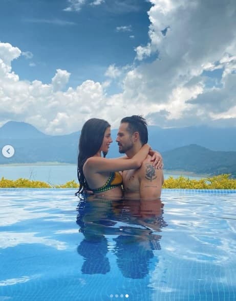 “Todo muy bien, estamos disfrutando también esta etapa, este momento. Ella también tiene muchísimo trabajo, le está yendo muy bien, acaba de entrar a ¿Quién Es La Máscara?, cosa que me parece increíble y nos apoyamos mucho y también nos disfrutamos…”, señaló Ron.