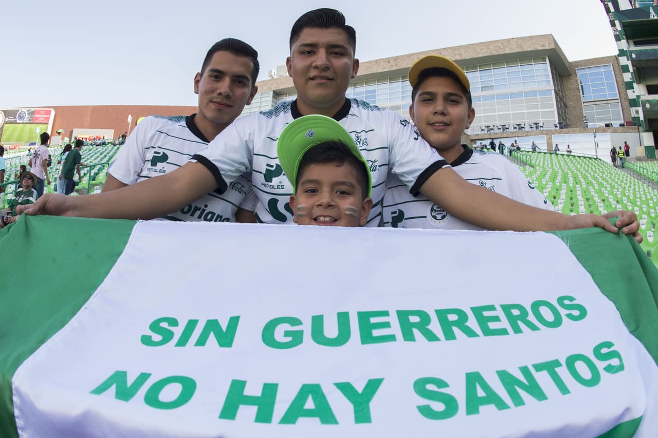 Así es como la bandera de los fanáticos de Santos Laguna es su felicidad en esta final del fútbol mexicano.
