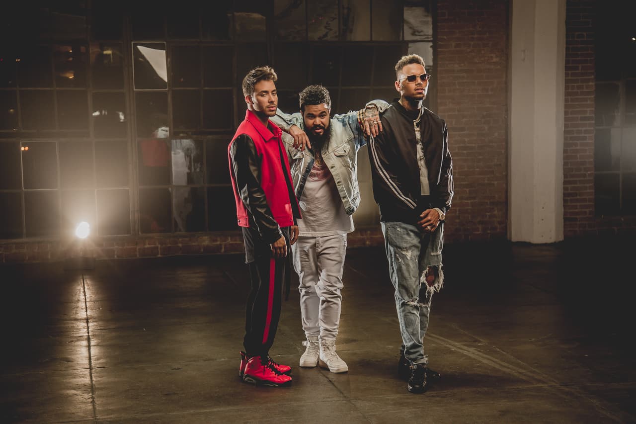 Prince Royce y Chris Brown posan con el productor Spiff TV, creador del tema 'Just As I Am' que actualmente está en las listas de popularidad de Billboard.