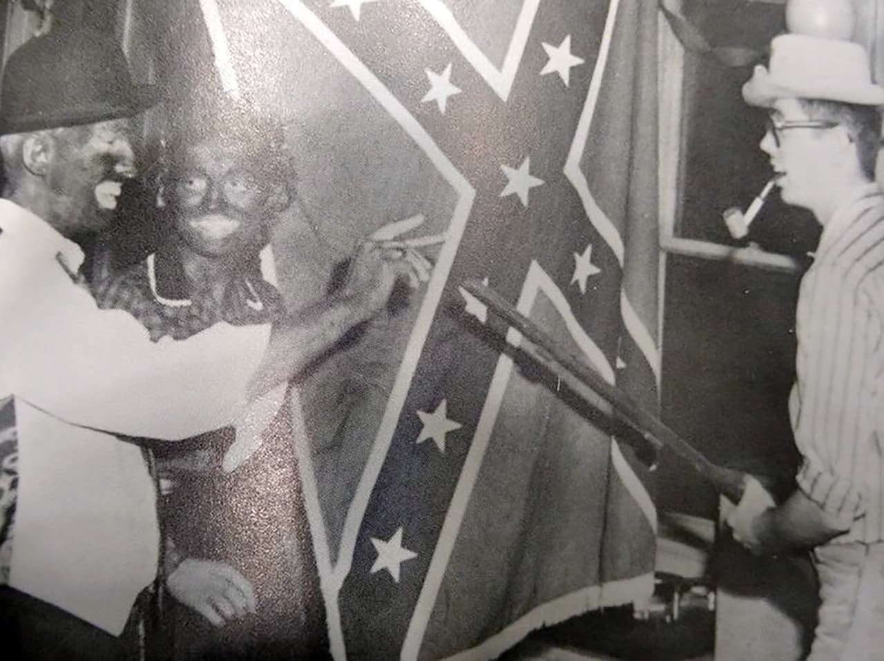 Desde la década de 1960 el movimiento por los derechos civiles logró mayor igualdad para las comunidades negras y la práctica del 
<i>blackface</i> cayó en desuso por la connotación racista que tiene. En la foto, dos estudiantes de Arlington State College haciendo 
<i>blackface</i> junto a una bandera confederada.