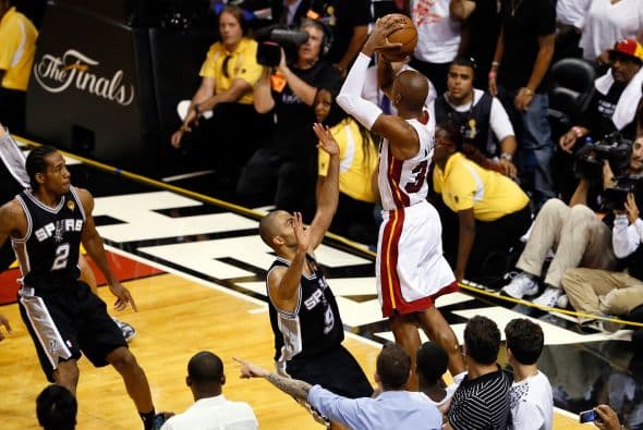 Habrá séptimo juego entre los Spurs y los Heat (30 fotos) ¡Locura total! Un juego electrizante, inolvidable, donde ambos equipos dieron una demostración inolvidable en el American Airlines Arena, manteniendo en vilo a los fanáticos en San Antonio y en Miami, primero durante los 48 minutos regulares y después en los 5 minutos de OT. .Tim Duncan, con una clásica demostración durante todo el partido, anotó más tantos en la primera mitad que la combinación de los 3 de Miami, Wade-James-Bosh 25/21, facilitando que los Spurs dominaran al Heat hasta comenzar el cuarto período, cuando Miami llevo a cabo un cambio de jugadores. Cuando solo faltaban 5 segundos para coronarse campeones los San Antonio Spurs, el incomparable Ray Allen empató el partido con un tiro de 3 puntos, forzando el OT. Con 1:43 en el reloj, LeBron James (triple/doble, 32 puntos, 11 asistencias y 10 rebotes) encaramó al Heat 101-100, y al concluir el OT, de nuevo Allen realizó una formidable jugada defensiva, dando dos puntos más al Heat, que terminó, a pesar de los umpires y para desconcierto de los comentaristas que daban el cetro a San Antonio, 103-101 sobre los Spurs. .
