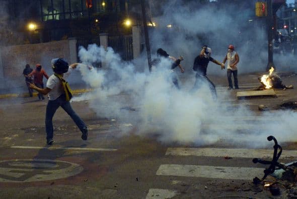 Con barricadas en llamas y lanzando piedras a la policía para quejarse de la escasez de productos básicos y el desempleo generado por el cierre de empresas de la zona industrial de Valencia.