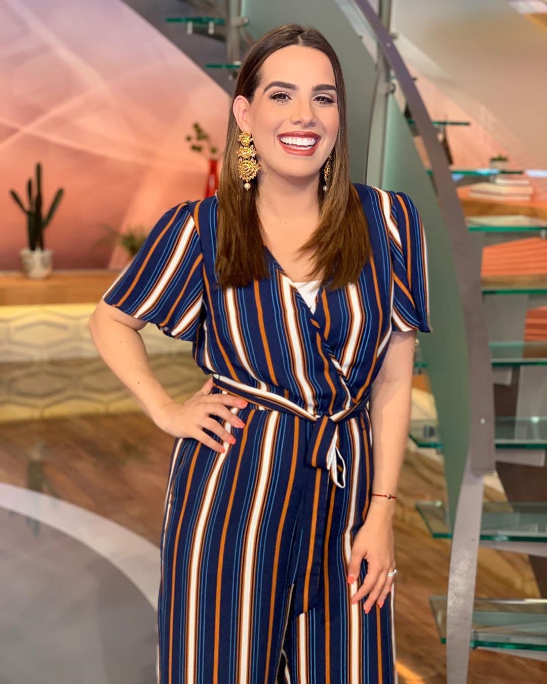 Andrea Chediak gira en torno a la moda por lo que conforme avanza su embarazo la vemos con modelitos más lindos acorde a su nueva figura.