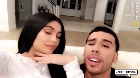 La menor de las Kardashian, Kyle dejó a sus seguidores boquiabiertos luego de publicar en su cuenta de Snapchat un video donde canta la versión en español de "Despacito", en la que participa Justin Bieber. Minutos después, la joven sorprendió a sus fans bailando merengue a ritmo de Elvis Crespo junto a su amigo Ariel.
<br>