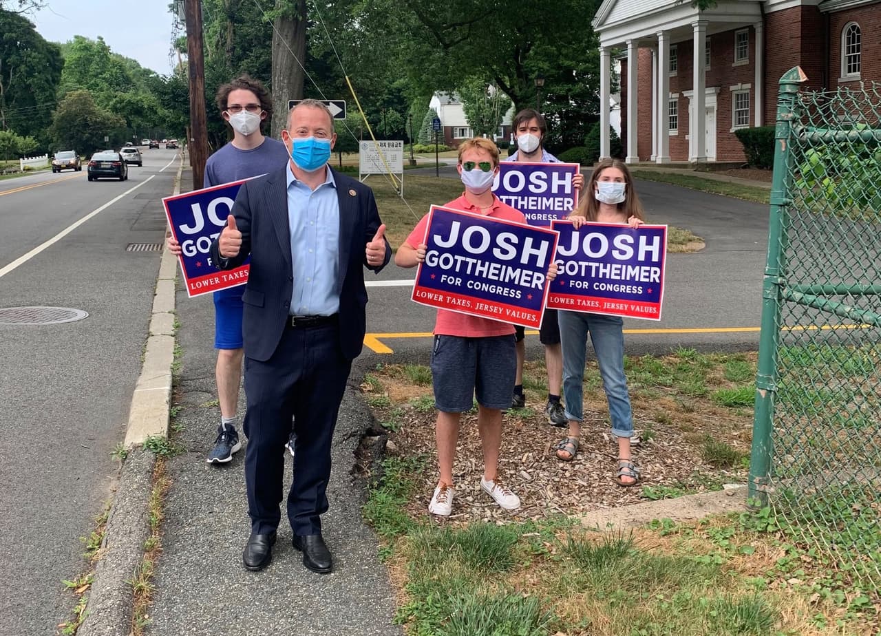 Josh Gottheimer representa el quinto distrito congresional de Nueva Jersey, que incluye partes de los condados de Bergen, Passaic, Sussex y Warren. Juró el 3 de enero de 2017. En el Congreso, forma parte del Comité de Servicios Financieros de la Cámara de Representantes.