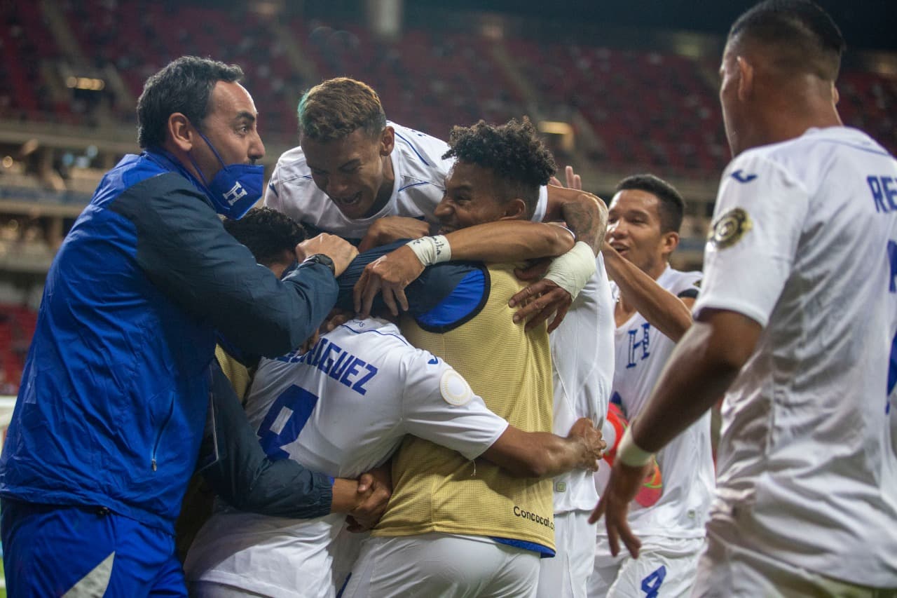 México tiene que venir de atrás para empatar el partido, mandar el juego al alargue y terminar ganado el título en la tanda de penaltis. José Juan Macías fue el encargado de empatar el partido al minuto 80.