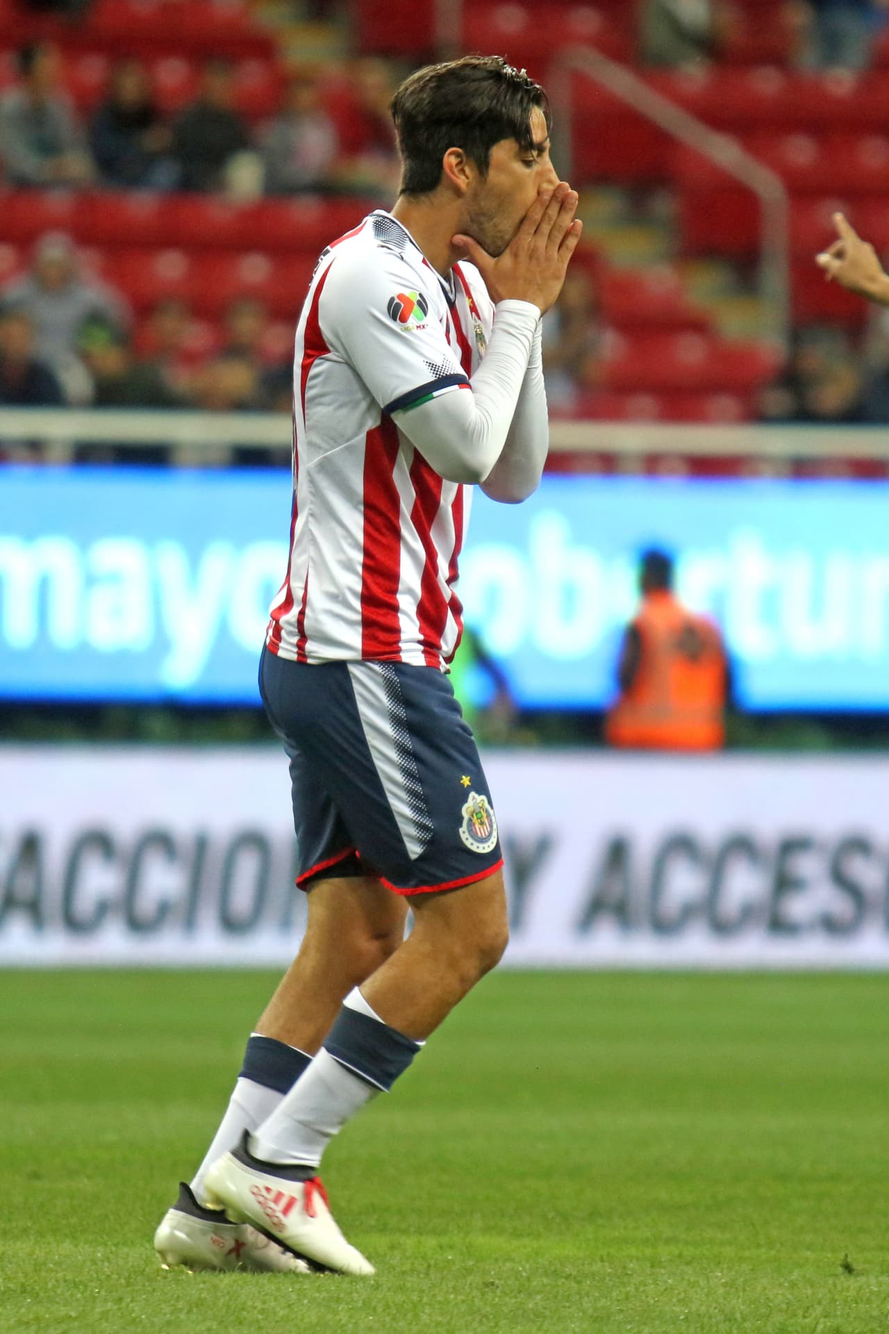 Conitnúan las frutraciones para las Chivas. Viniendo de atrás, apenas pudieron rescatar el empate ante los Tuzos.