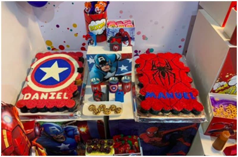 Por lo que se pudo ver en la mesa de dulces y postres, Daniel es fan del Capitán América, mientras que Manuel es más apegado a Spider Man y sus telarañas.