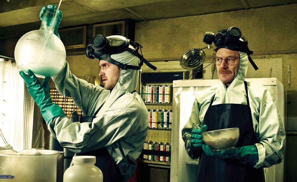 En la historia se relata cómo el maestro de química Walter White y su exalumno, Jessie Pinkman, comienzan a fabricar metanfetamina para ganar dinero.