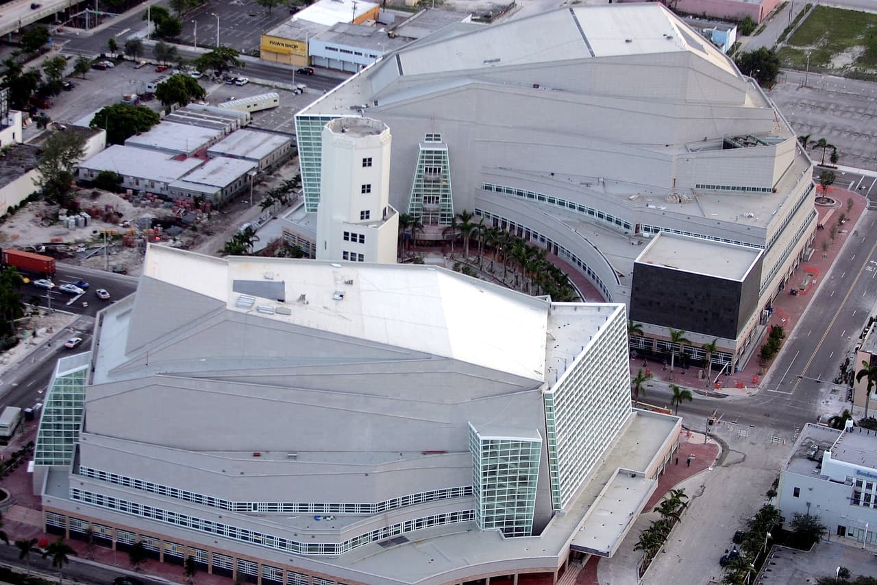 El lugar que antes utilizaba el condado Miami-Dade como centro de votación anticipada era el "Adrienne Arsht Center for the Performing Arts", pero actualmente se están llevando a cabo reparaciones.