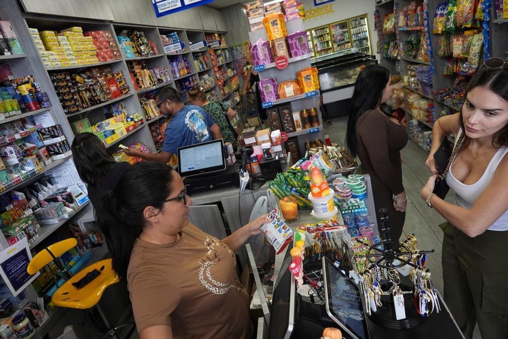 Gente trabajando en la tienda Sabores Market, especializada en productos y comida venezolana, el martes 1 de abril de 2025 en Doral, Florida. (AP Foto/Rebecca Blackwell)