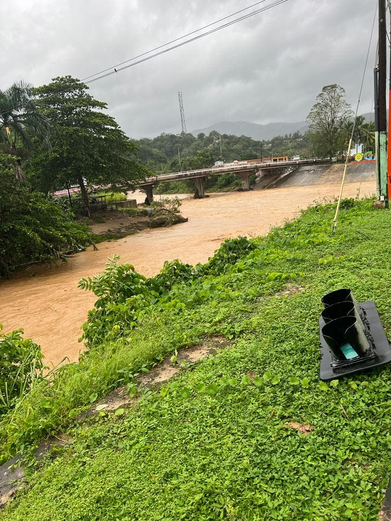 Un semáforo en la entrada de Utuado no resistió los fuertes vientos provocados por el huracán Fiona.