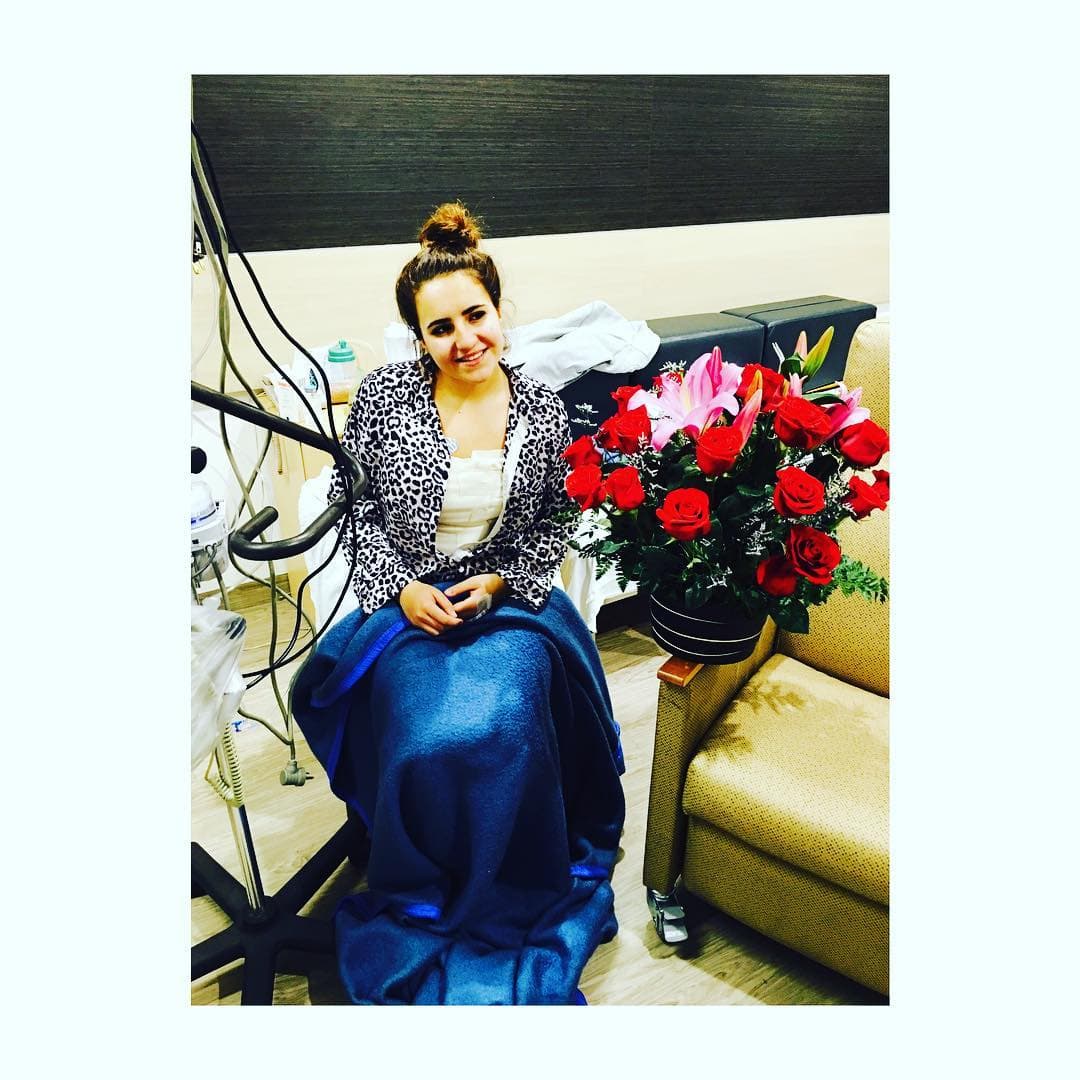 "Mi hija tuvo que ser operada porque hace unos días le hice una mamografía y se encontró algo que no debía tener. El doctor con su equipo de médicos, decidieron operarla de urgencia, fueron las horas más difíciles de nuestras vidas, pero mi hija salió victoriosa y es una leoncita de fuerte y como afrontó a su corta edad todo", comentó en aquella publicación.