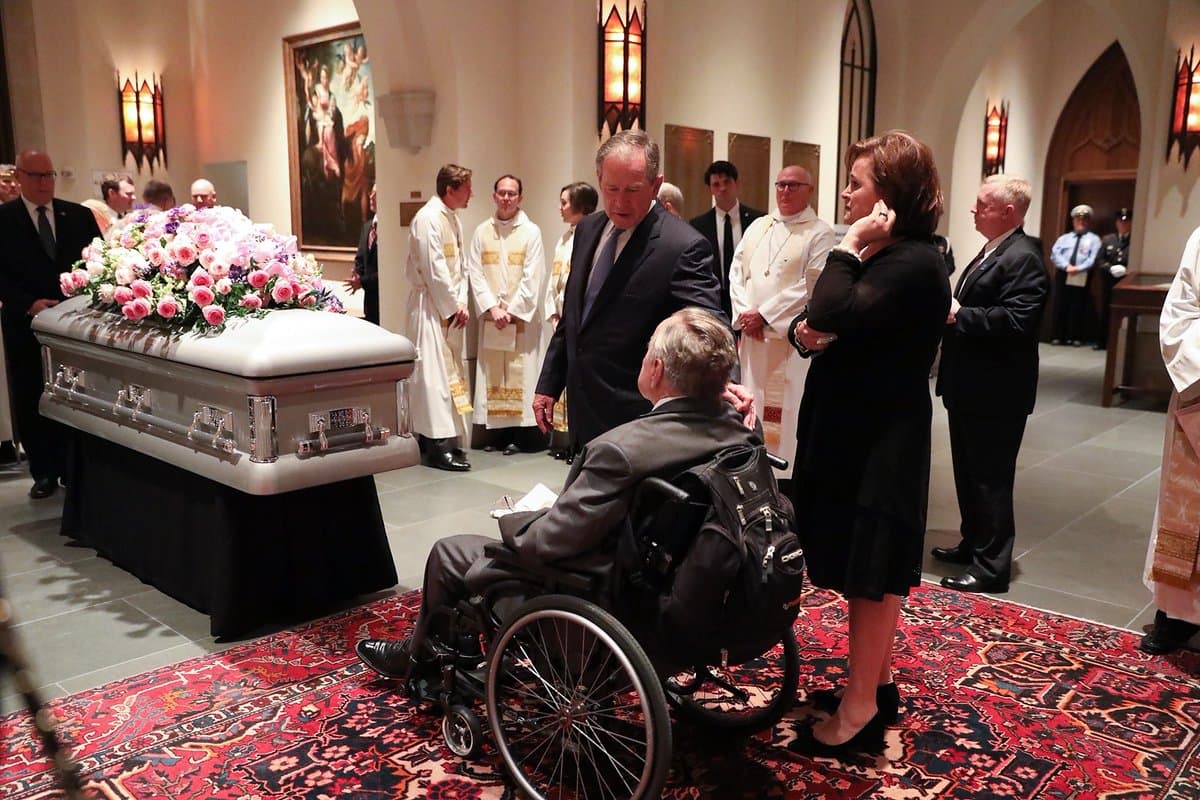 Durante el velatorio George H. W. Bush, el presidente 41 de los Estados Unidos, permaneció sentado a pocos pies del ataúd de su esposa. En la fotografía aparece conmovida parte de la familia Bush.
<br>