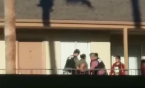 Graban video del arresto de ICE a una madre frente a sus hijos en Phoenix