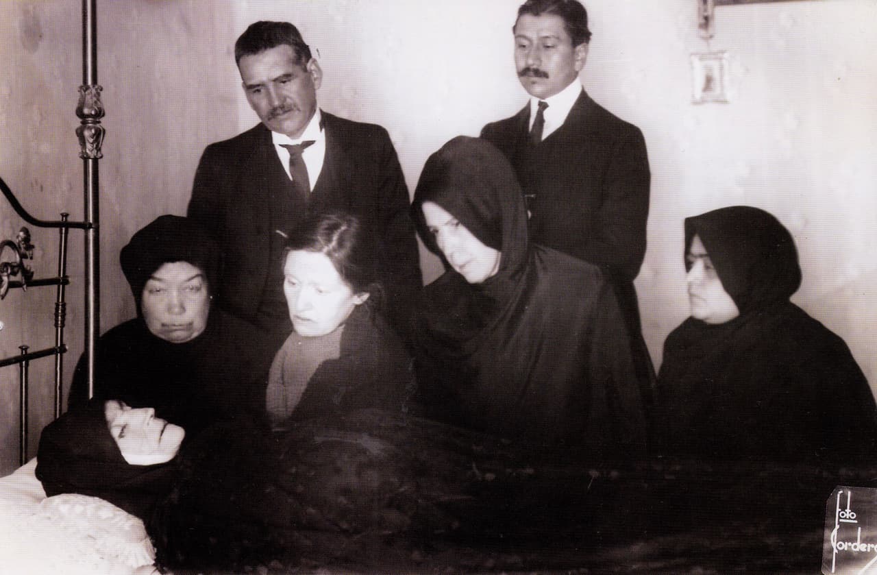 A bereaved group view the corpse of a loved one (1920). Photo by Julio Cordero Castillo.