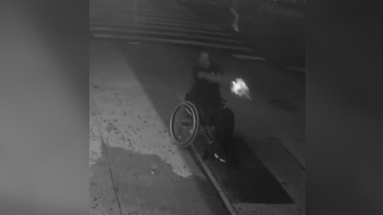 Video muestra a un hombre en silla de ruedas abriendo fuego en plena calle