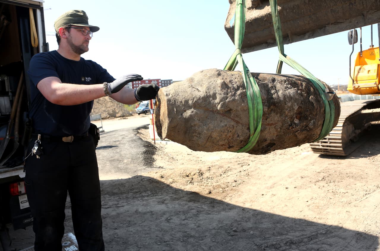 Luego del hallazgo la policía de Berlín aseguró que el estado del explosivo "es seguro" y que "no existe un peligro directo". Sin embargo más de 10,000 personas fueron evacuadas por precaución.