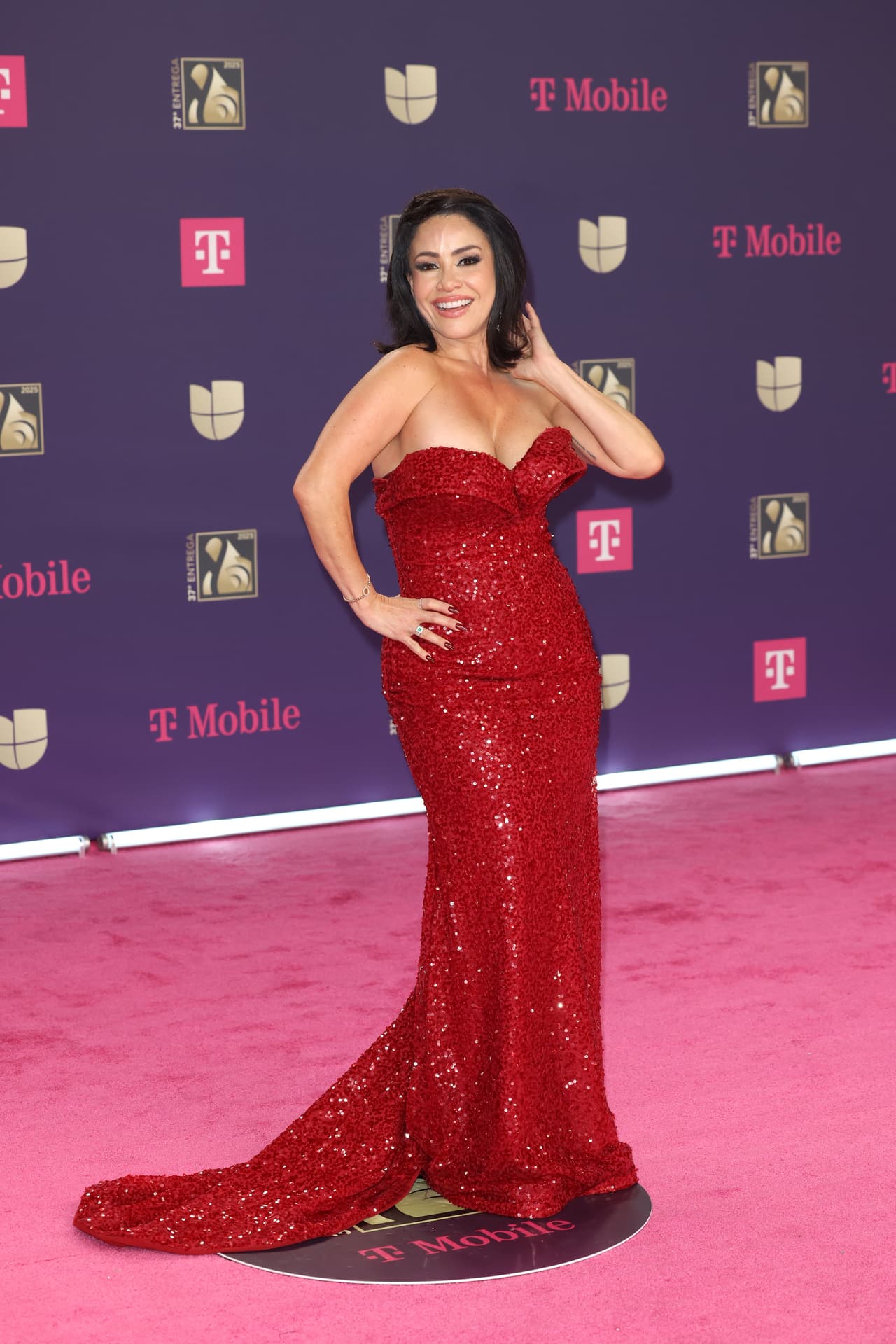 <b>Carolina Sandoval </b>'La Venenosa' llegó con un vestido ajustado en color rojo.