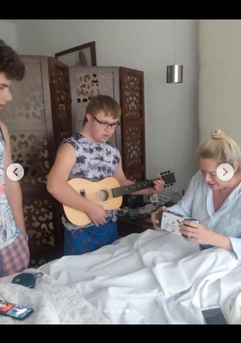 "
<b>No pude haber pasado mejor mi cumpleaños</b>. Gracias por sus felicitaciones y buenos deseos. 'Lu' y Carlo, ¡los amo!", escribió la artista junto a esta y otras fotos que reflejan el momento que le regalaron sus hijos. 
<br>