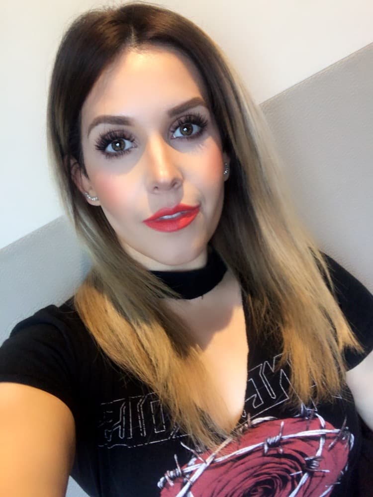 Ahora si lo que busca es un 'look' más sencillo, un rojo llegando a naranja también lo puedes usar con el negro.