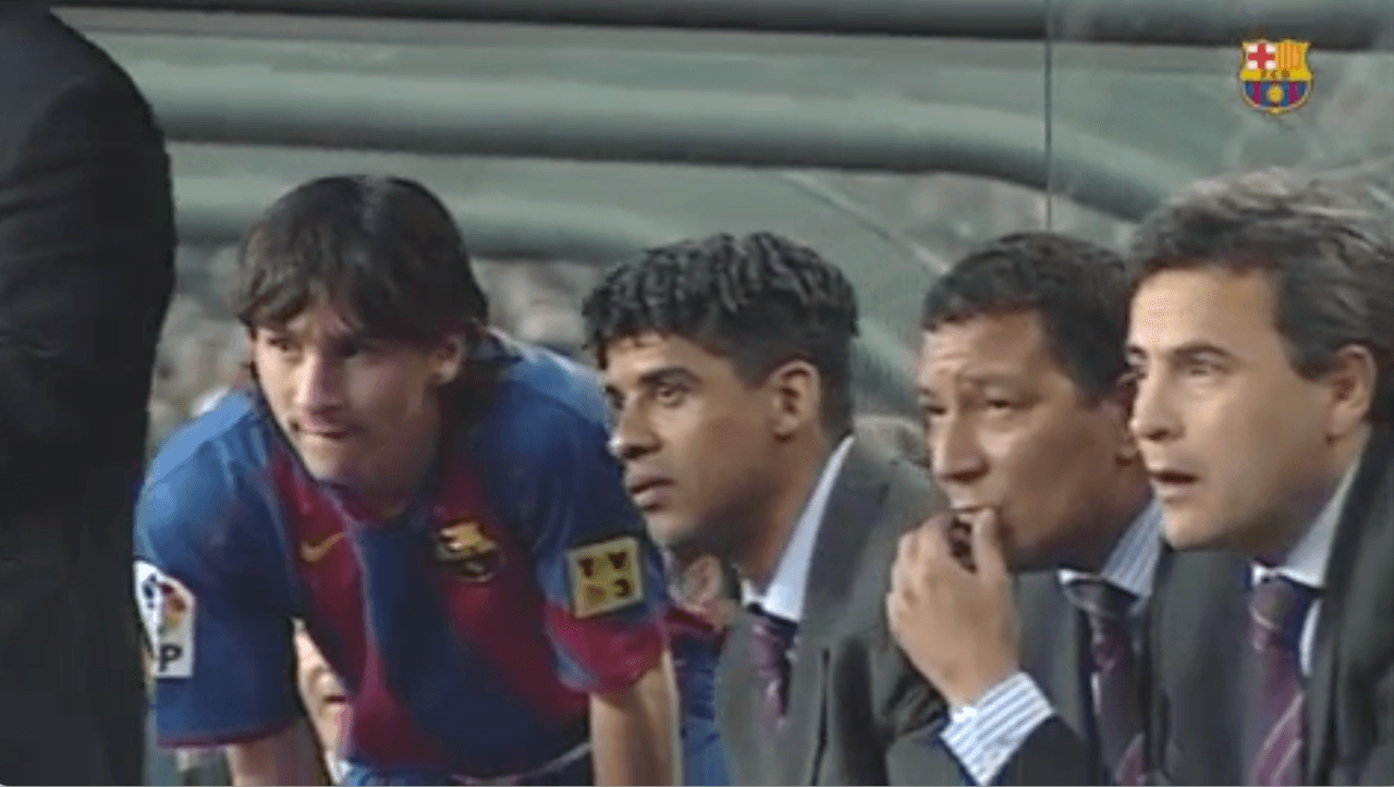 <b>Frank Rijkaard confió en él</b>
<br>- El entrenador holandés le dioo instrucciones contundentes de dónde debía posicionarse en el campo de juego.
<br>- Messi solo contaba con dos minutos más el tiempo de compensación para mostrar su talento y no decepcionó.