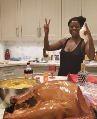 La ganadora del Oscar como Mejor Actriz de Reparto en 2017, Viola Davis, nos divirtió con un video en el que baila en su cocina, mientras prepara el pavo para cenar en familia y aseguraba que Thanksgiving es su celebración favorita.
